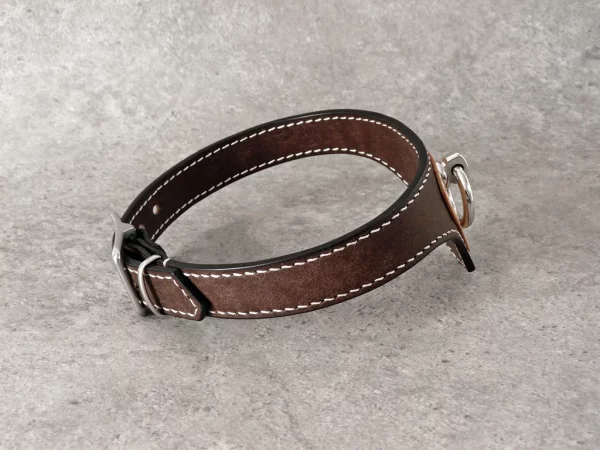 collier de soumise en cuir marron chocolat, vu de coté