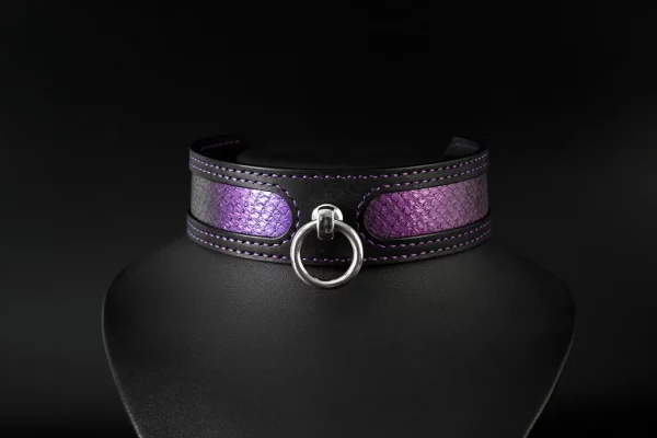 collier cuir noir et reflet violet